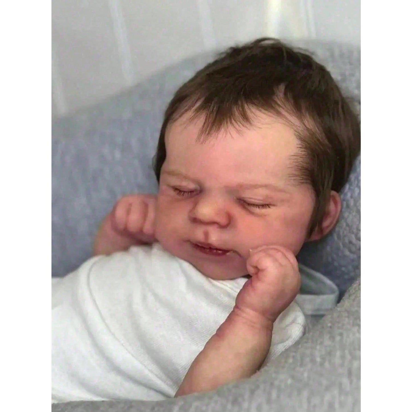 Reborn Realistic Doll with Soft Vinyl Body, 48 cm (19 inches), Featuring Hand-Painted 3D Skin and Veins; Cute Play House Toy, Birthday Gift (Includes a random selection of accessories, such as a pacifier, bottle, and clothing set)
